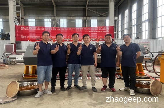 兆格環(huán)保全自動液壓榨油機(jī)核桃漿冷榨試機(jī)成功